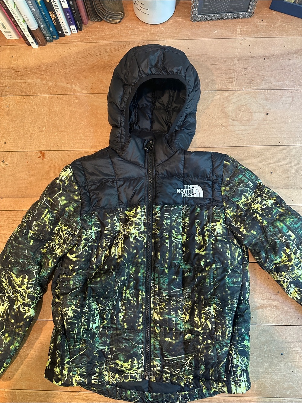 The North Face Kids Hooded Puffer Jacket in Black with Yellow Print